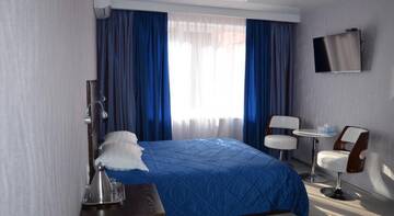 Фото номера Трехместный номер Делюкс Гостиница Boutique Hotel Cruise г. Владивосток 4