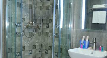 Фото номера Трехместный номер Делюкс Гостиница Boutique Hotel Cruise г. Владивосток 3