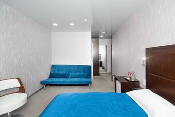 Фото номера Трехместный номер Делюкс Гостиница Boutique Hotel Cruise г. Владивосток 16